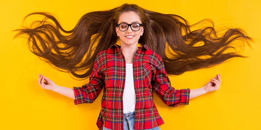 Como fazer o cabelo crescer mais rápido: А Dicas de crescimento de cabelo - AdobeStock