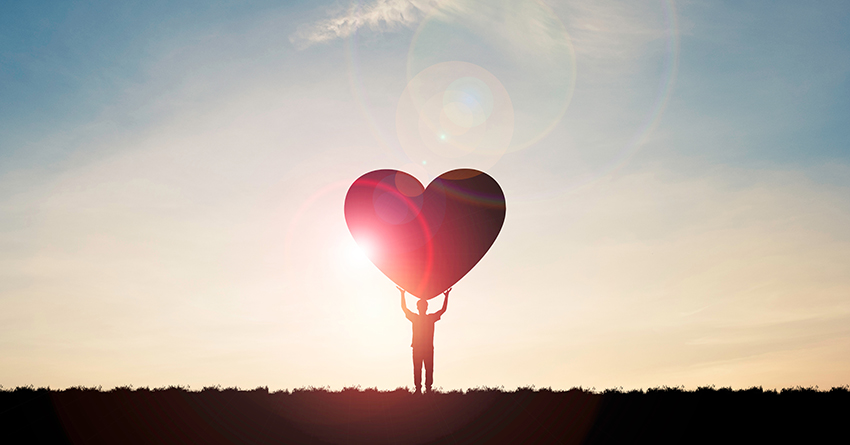 10 dicas comprovadas para um coração saudável e forte - Silhouette man show two hand rise up and carrying heart with sun
