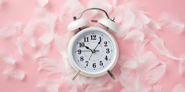 13 maneiras eficazes de melhorar a qualidade do sono e adormecer mais rapidamente - hero alarm clock featured