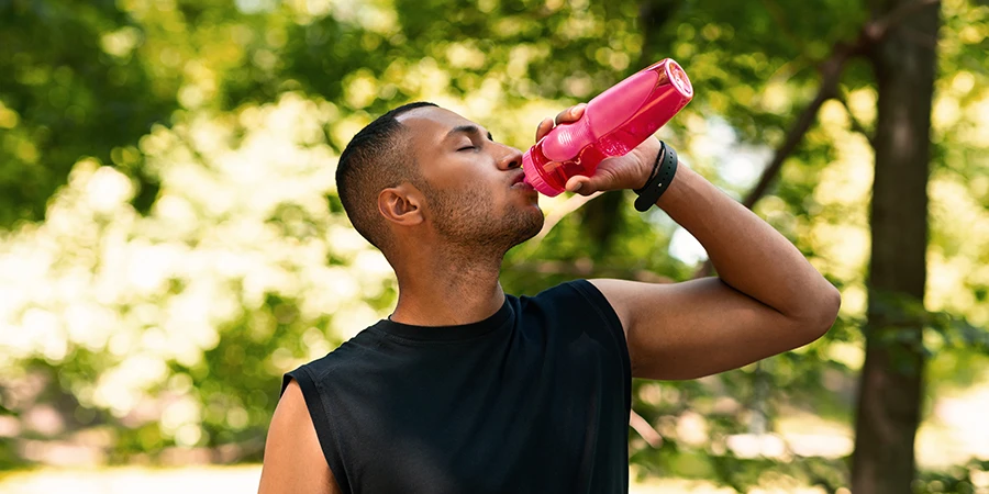 15 dicas essenciais de saúde que todo homem deve saber - man stay hydrated 15 dicas essenciais de saúde que todo homem deve saber - man stay hydrated