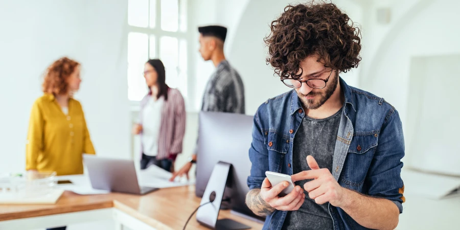 Dicas para prevenir dores nas costas no local de trabalho - AdobeStock Dicas para prevenir dores nas costas no local de trabalho - AdobeStock