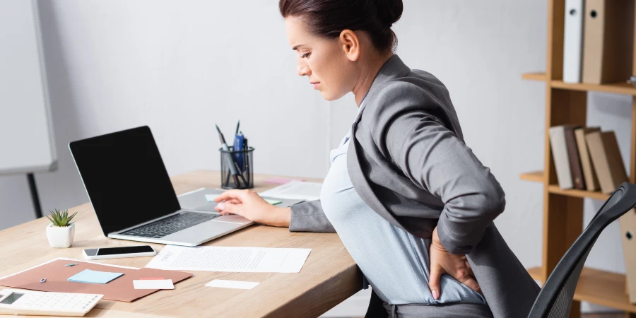 Dicas para prevenir dores nas costas no local de trabalho - AdobeStock Dicas para prevenir dores nas costas no local de trabalho - AdobeStock