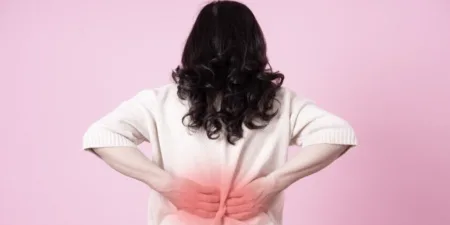 Dicas para prevenir dores nas costas no local de trabalho - AdobeStock