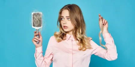 5 Sintomas de Deficiência de Biotina que Você Não Deve Ignorar - AdobeStock