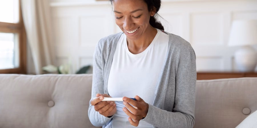 Inositol 40:1 - Para Que Serve, Benefícios e Como Tomar - happy woman pregnancy test Inositol 40:1 - Para Que Serve, Benefícios e Como Tomar - happy woman pregnancy test