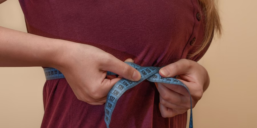 Inositol 40:1 - Para Que Serve, Benefícios e Como Tomar - woman measurement tape Inositol 40:1 - Para Que Serve, Benefícios e Como Tomar - woman measurement tape