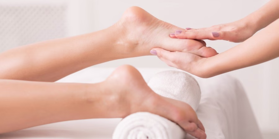 11 Melhores Remédios para Pernas Inchadas - swollen feet massage